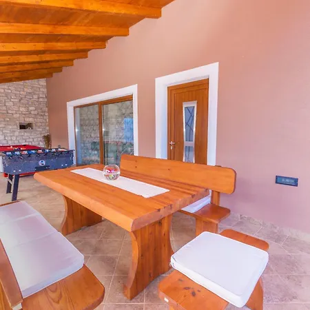 Сasa de vacaciones Noina Arka, A Charming With A Pool Surrounded By Nature Divšići