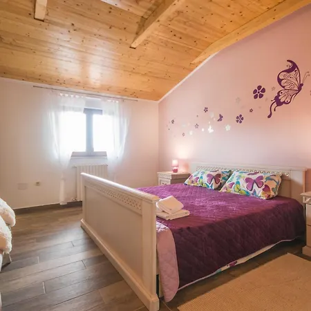 Сasa de vacaciones Noina Arka, A Charming With A Pool Surrounded By Nature Divšići