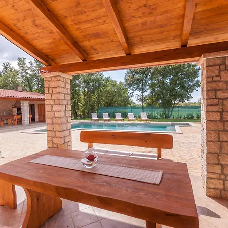 Noina Arka, A Charming With A Pool Surrounded By Nature