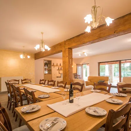 Noina Arka, A Charming With A Pool Surrounded By Nature