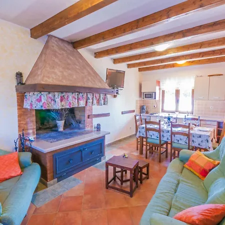 Dom wakacyjny Noina Arka, A Charming With A Pool Surrounded By Nature
