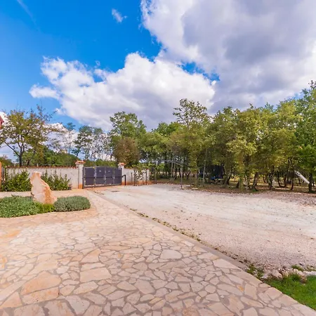 Noina Arka, A Charming With A Pool Surrounded By Nature Сasa de vacaciones Divšići