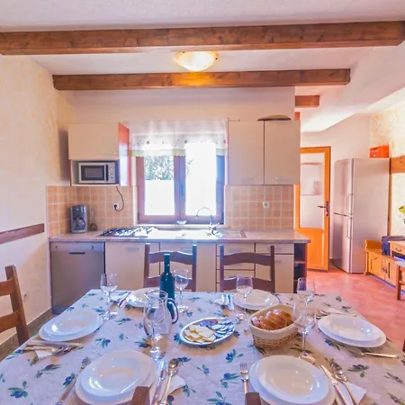 Noina Arka, A Charming With A Pool Surrounded By Nature Hébergement de vacances