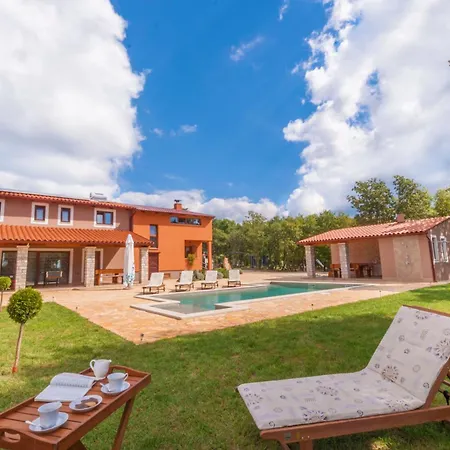 Dom wakacyjny Noina Arka, A Charming With A Pool Surrounded By Nature *