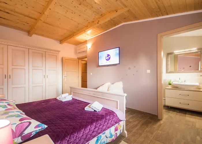 Dom wakacyjny Noina Arka, A Charming With A Pool Surrounded By Nature Divšići