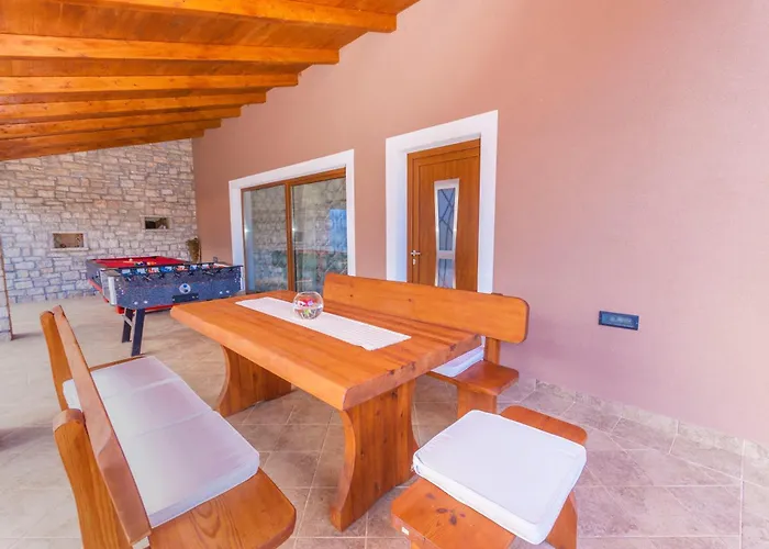 Dom wakacyjny Noina Arka, A Charming With A Pool Surrounded By Nature Divšići