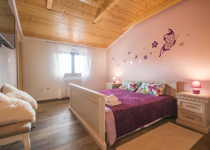 Dom wakacyjny Noina Arka, A Charming With A Pool Surrounded By Nature Divšići