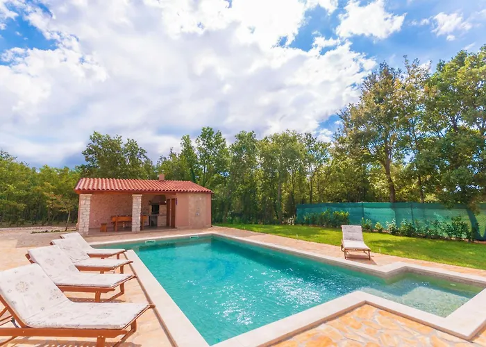 Dom wakacyjny Noina Arka, A Charming With A Pool Surrounded By Nature Divšići