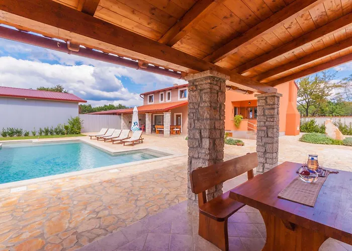 Noina Arka, A Charming With A Pool Surrounded By Nature