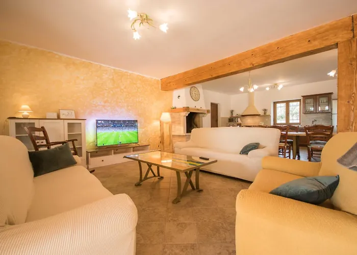 Dom wakacyjny Noina Arka, A Charming With A Pool Surrounded By Nature *