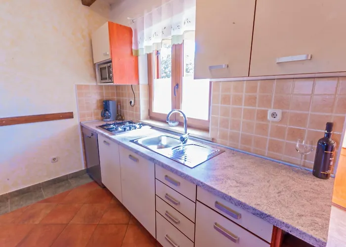 Dom wakacyjny Noina Arka, A Charming With A Pool Surrounded By Nature Divšići
