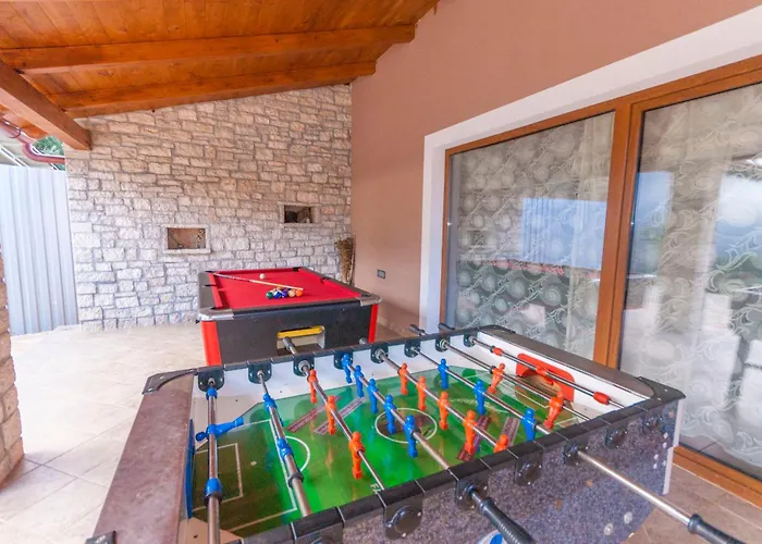Dom wakacyjny Noina Arka, A Charming With A Pool Surrounded By Nature Divšići