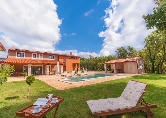 Dom wakacyjny Noina Arka, A Charming With A Pool Surrounded By Nature *