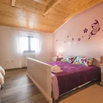 Дом отдыха Noina Arka, A Charming With A Pool Surrounded By Nature Divsici