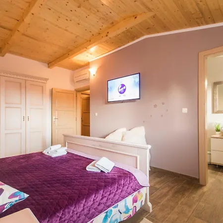 בית נופש Noina Arka, A Charming With A Pool Surrounded By Nature Divšići