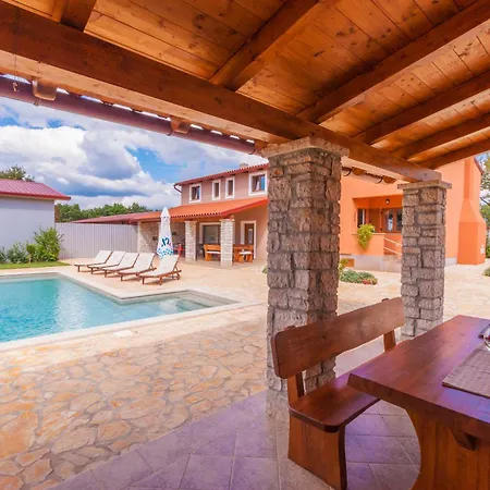 Noina Arka, A Charming With A Pool Surrounded By Nature