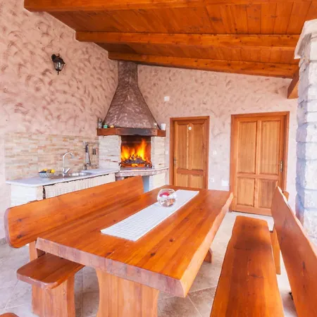 Noina Arka, A Charming With A Pool Surrounded By Nature בית נופש Divšići
