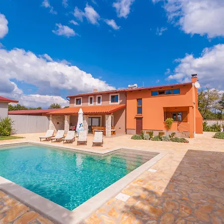 בית נופש Noina Arka, A Charming With A Pool Surrounded By Nature *