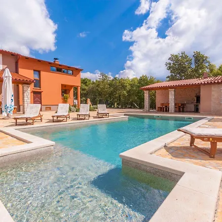 Noina Arka, A Charming With A Pool Surrounded By Nature