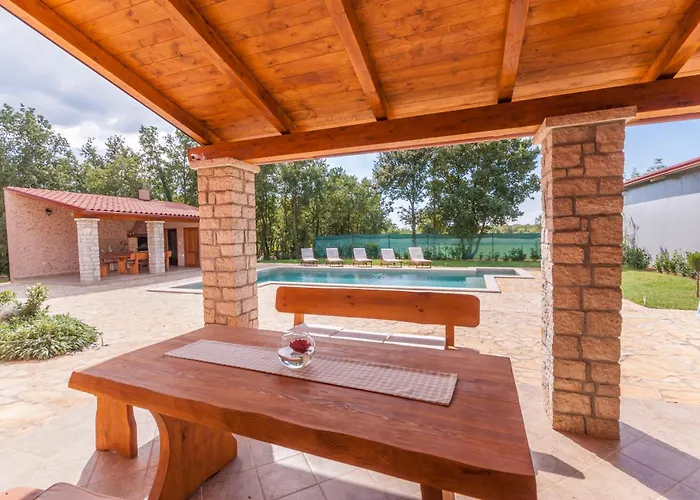 Noina Arka, A Charming With A Pool Surrounded By Nature